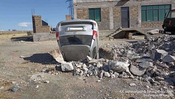 Կոտայքի մարզում․ «Lexus»-ը գլխիվայր հայտնվել է փոսի մեջ