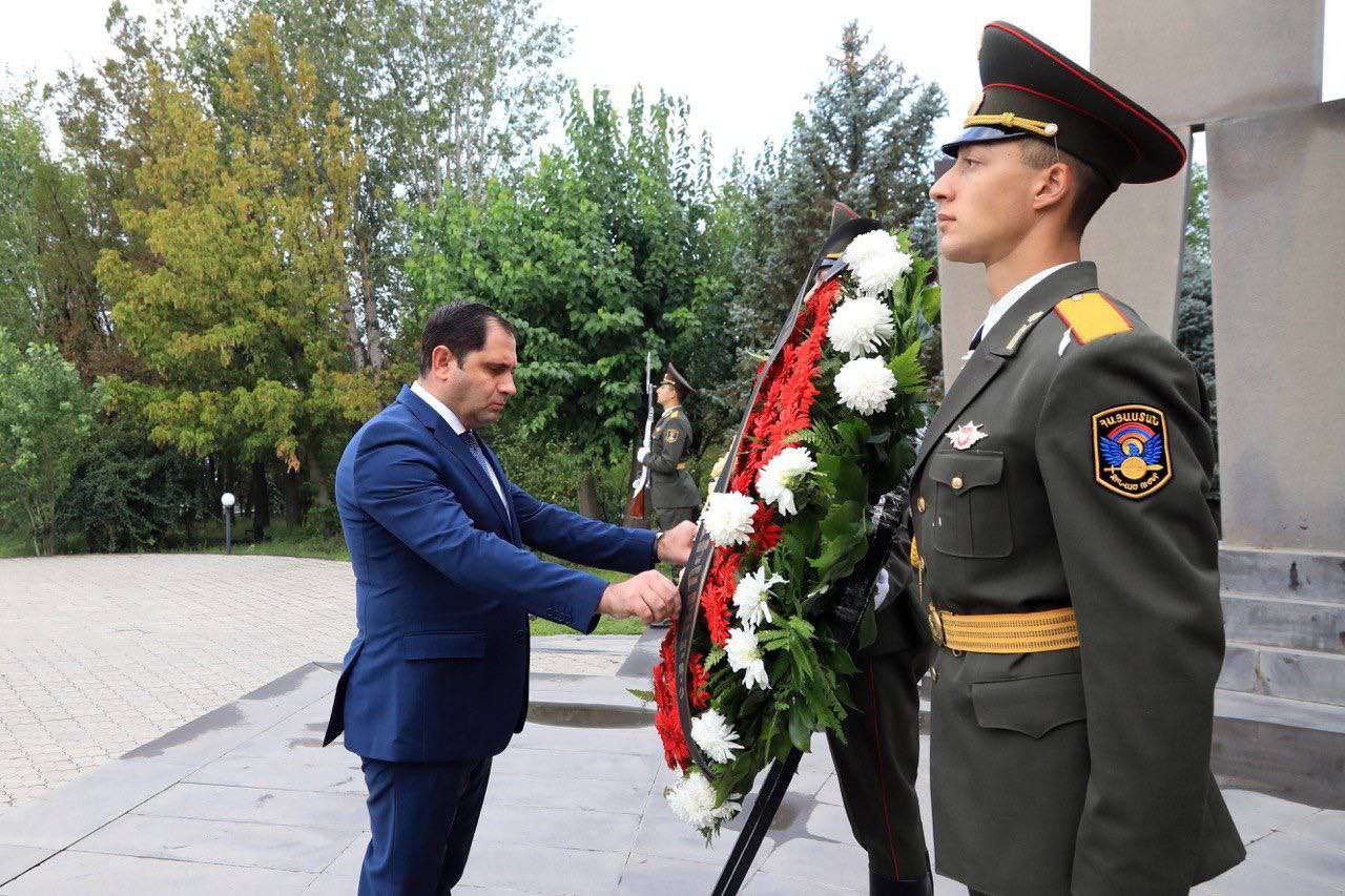 ՊՆ-ն հերքում է Գեղամ Մանուկյանին. Սուրեն Պապիկյանն այցելել է Եռաբլուր (լուսանկարներ)