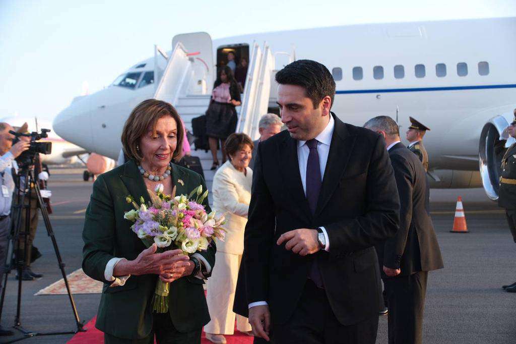 Ալեն Սիմոնյանը «Զվարթնոց» օդանավակայանում դիմավորել և առանձնազրույց է ունեցել Նենսի Փելոսիի հետ