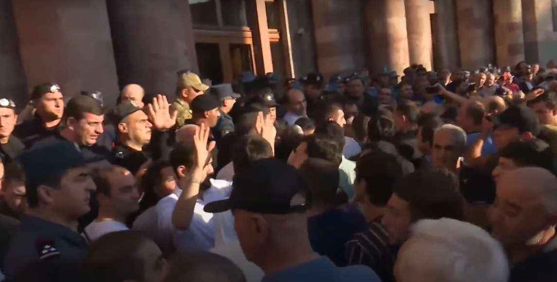 Բողոքի ակցիա կառավարության շենքի մոտ