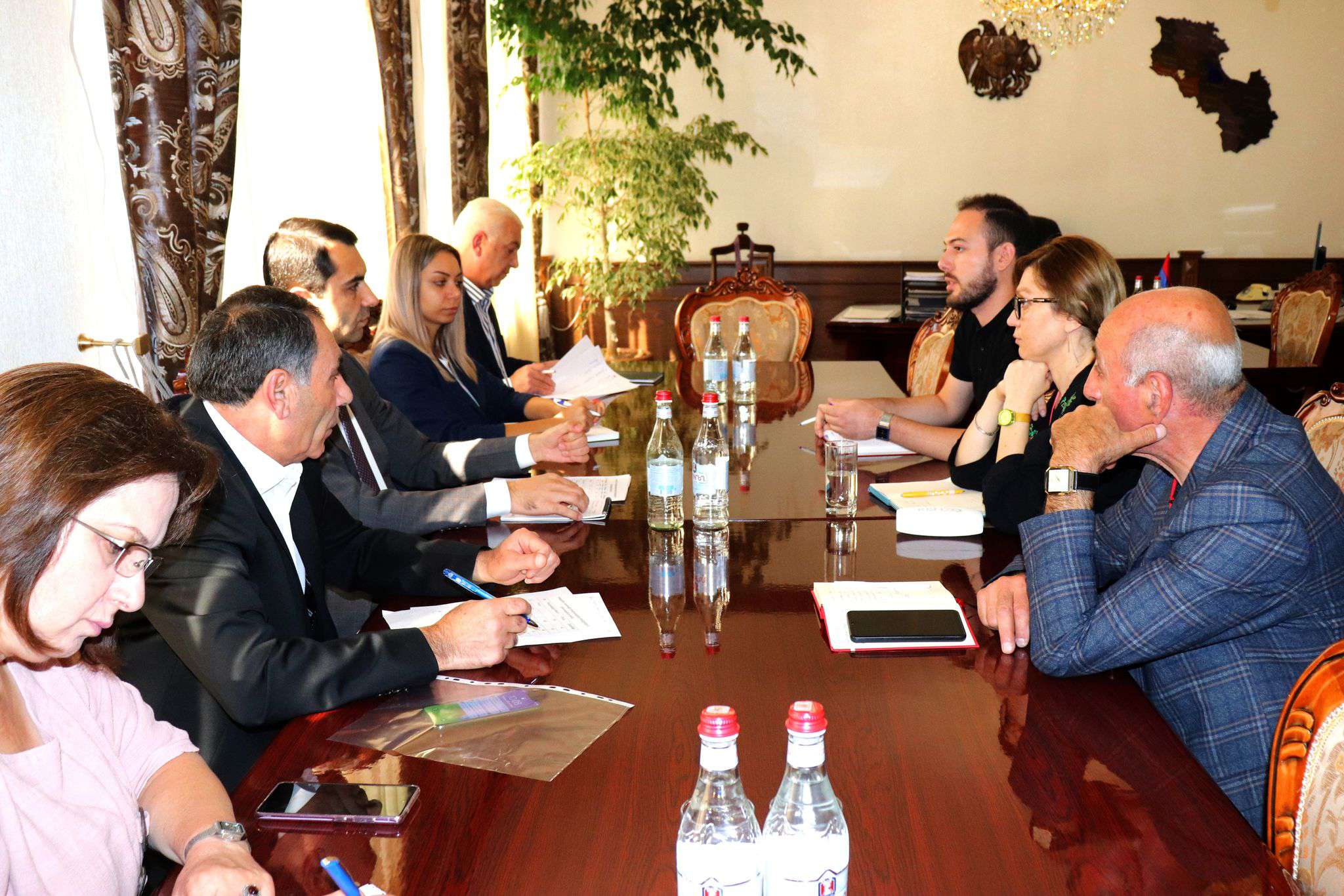 Գեղարքունիքի մարզպետը Կարմիր Խաչի ներկայացուցիչների հետ քննարկել է Վարդենիսի տուժած բնակավայրերի վիճակը