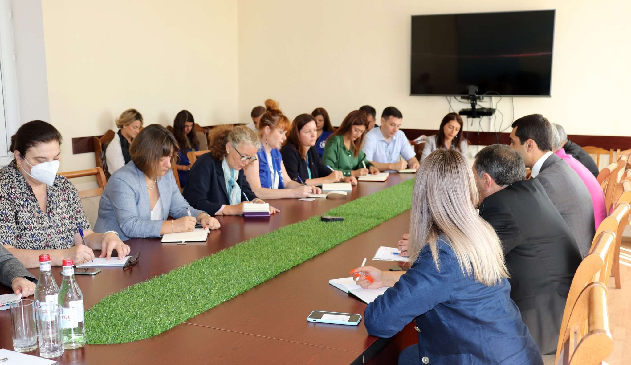 Մարզպետը ՄԱԿ-ի պատվիրակությանը ներկայացրել է Վարդենիս համայնքի մի շարք հրետակոծված բնակավայրերում տիրող իրավիճակը