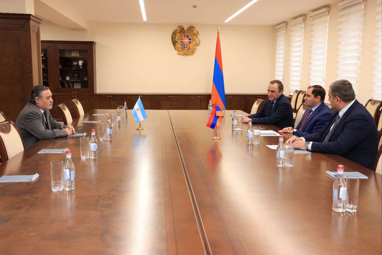The possibilities of defense cooperation between Armenia and Argentina were discussed