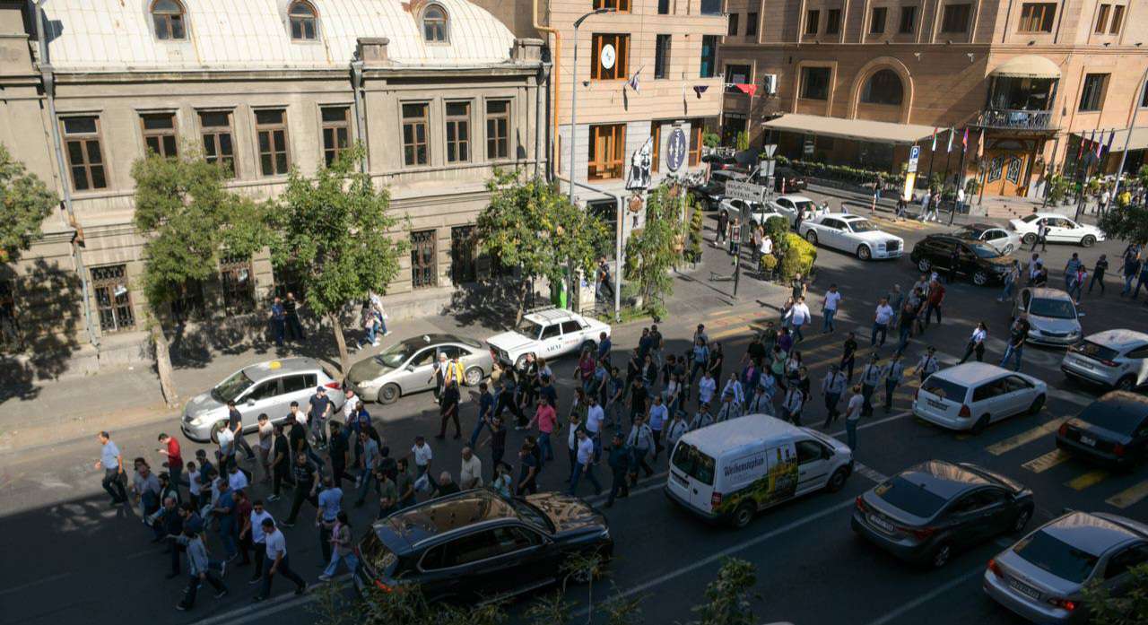 Երևանի տարբեր փողոցներում մի քանի փոքրաթիվ խմբերով տարբեր ակցիաներ են իրականացնում