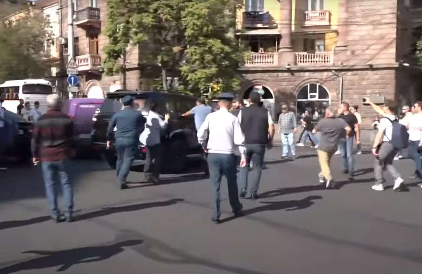 Հավաքի մասնակիցներն ավտոմեքենային են հարվածել, անպարկեշտ արտահայտություններ արել․ ՔԿ