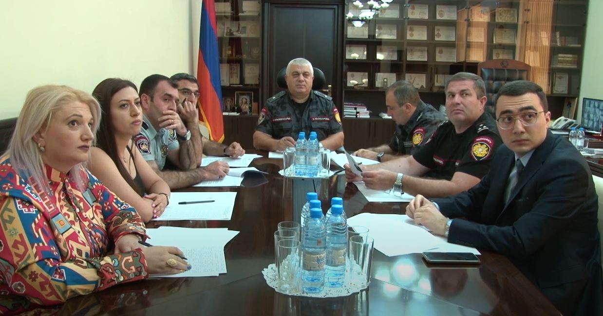 На заседании Дисциплинарной комиссии было принято решение об увольнении двух полицейских со службы