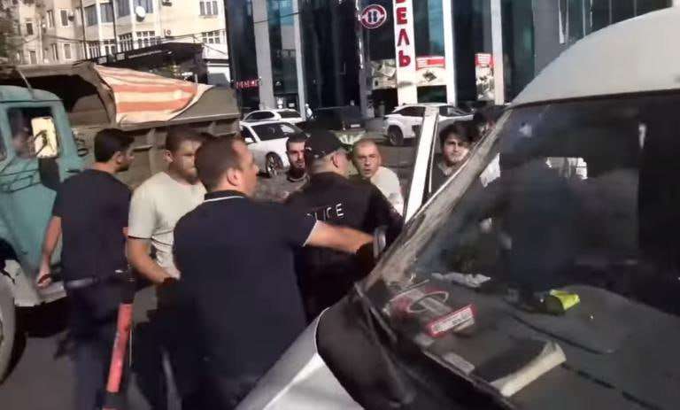 Հավաքի ընթացքում խուլիգանություն կատարելու, ավտոմեքենաներին և ուղևորին հարվածներ հասցնելու կասկածանքով ձերբակալվել է 2 անձ