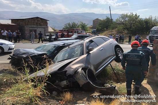 Երևան-Մեղրի ավտոճանապարհին տեղի ունեցած վթարի հետևանքով կա 7 տուժած, այդ թվում՝ 5 երեխա