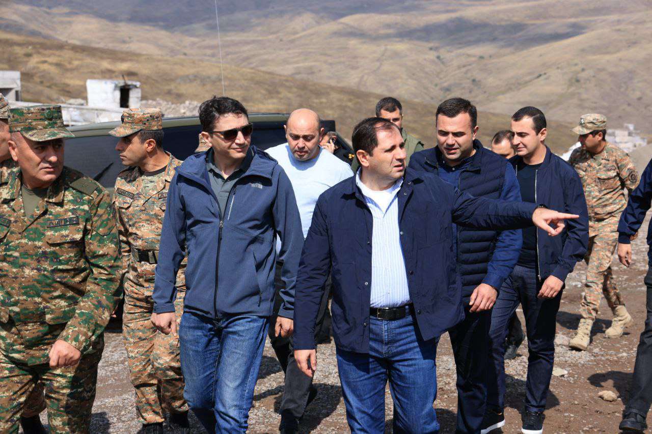 Պապիկյանն անդրադարձել է միջդիրքային և այլ ճանապարհների բարեկարգմանը