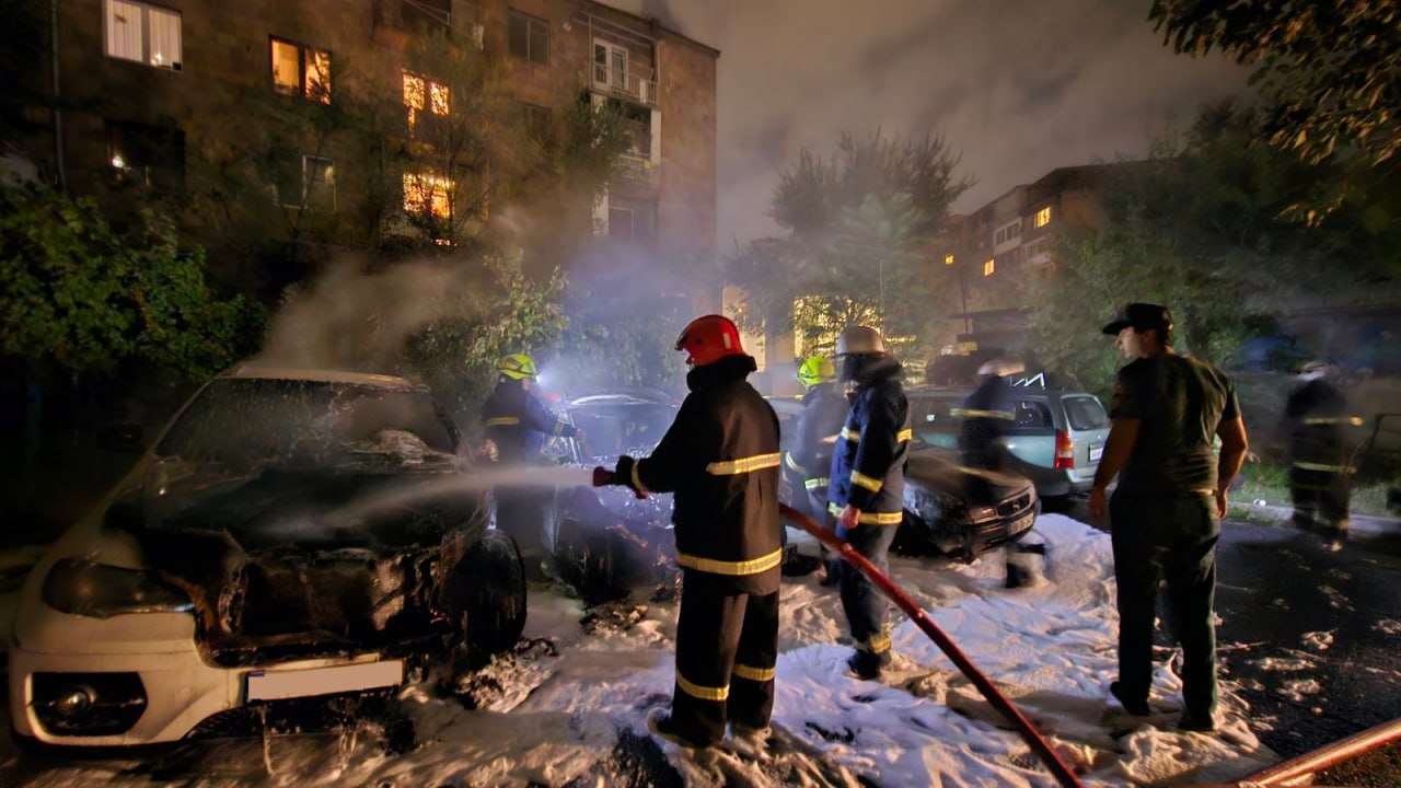 Վրացական փողոցում մեքենաներ են այրվել
