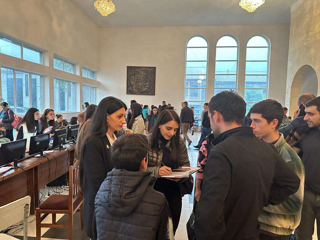 Անահիտ Մանասյանը Գորիսում և Կոռնիձորում հանդիպել է բռնի տեղահանված անձանց հետ