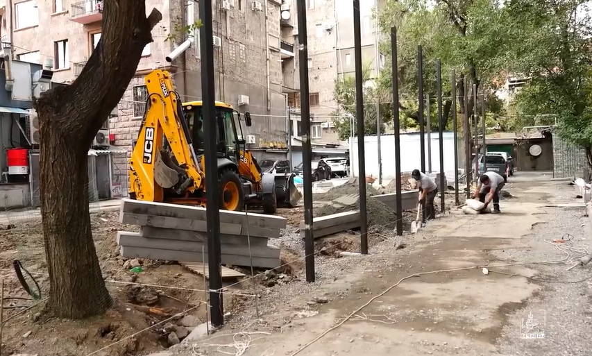 Մաշտոցի 40 հասցեում իրականացվում են բակի բարեկարգման աշխատանքներ (ՏԵՍԱՆՅՈՒԹ)