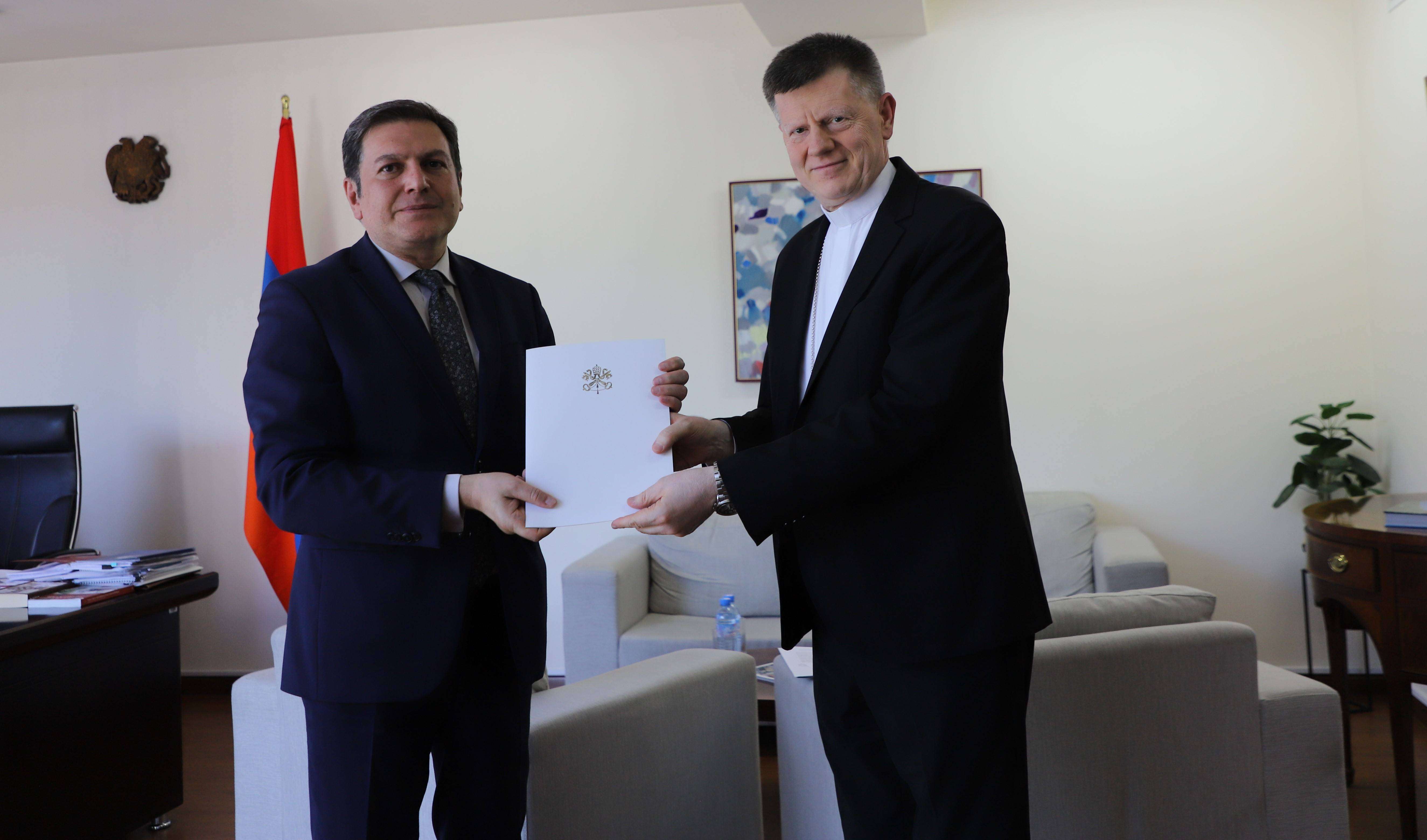 Սուրբ Աթոռի նվիրակն իր հավատարմագրերի պատճենն է հանձնել ՀՀ ԱԳ նախարարի տեղակալին