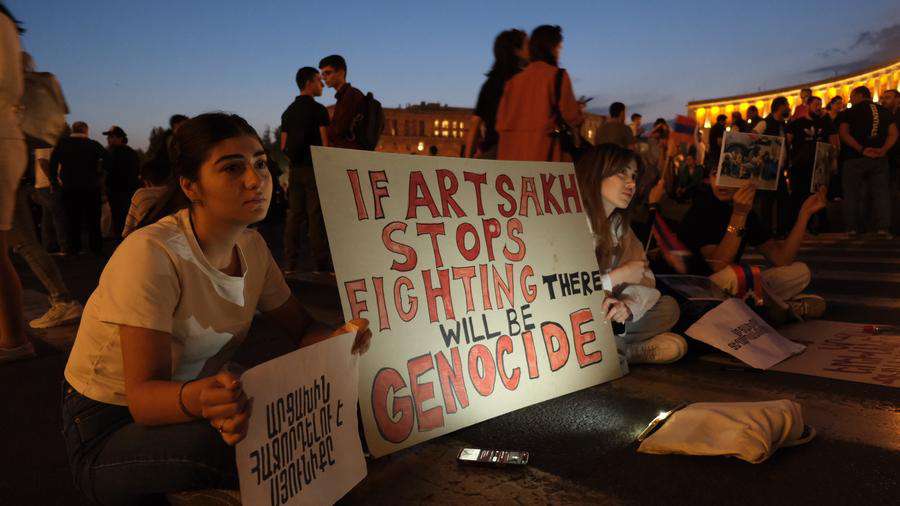 Ընդդիմությունը հետաձգել է այսօր երեկոյան նախատեսված հանրահավաքը