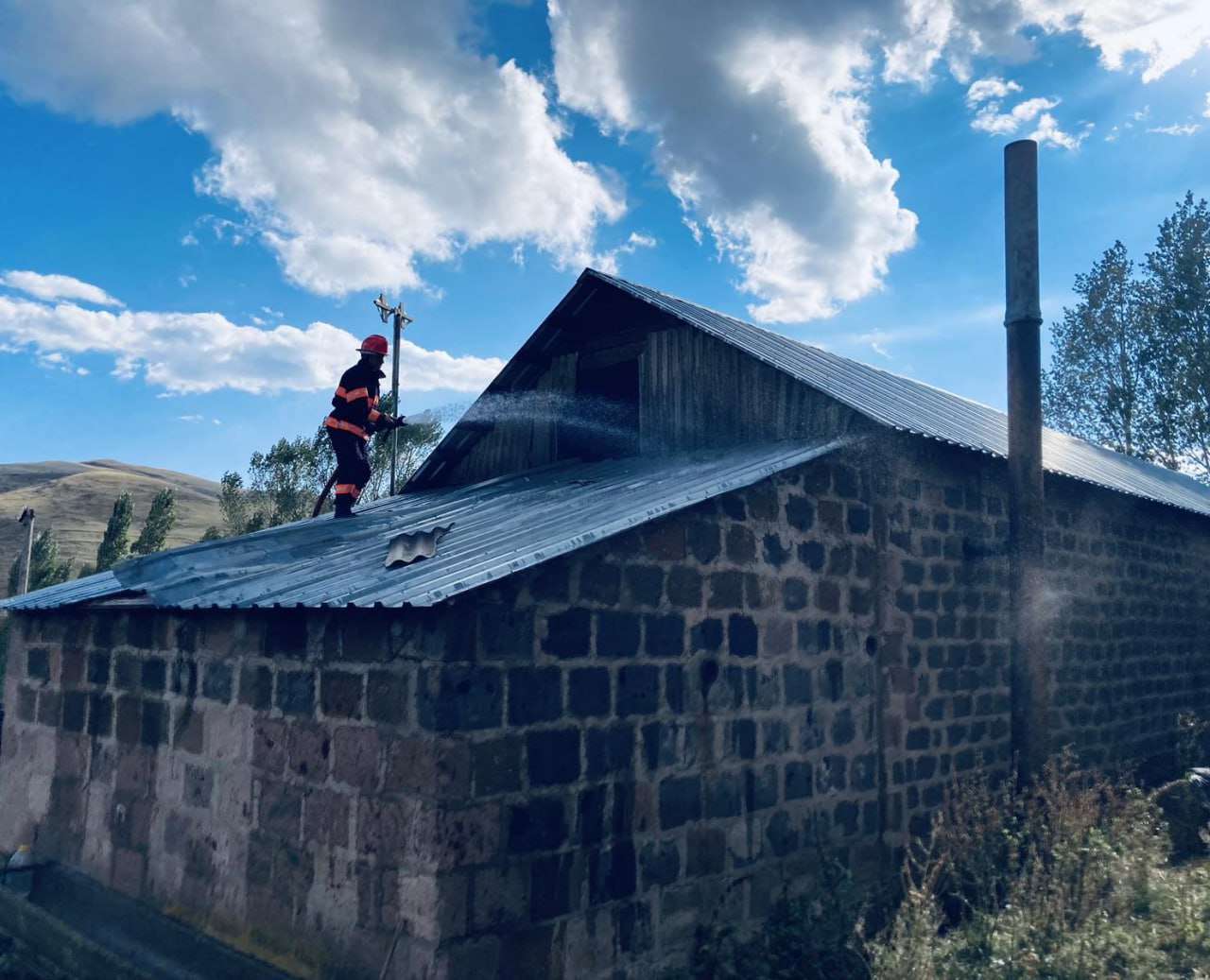 Հրդեհ՝ Հողմիկ գյուղի տներից մեկի տանիքում․ կա տուժած