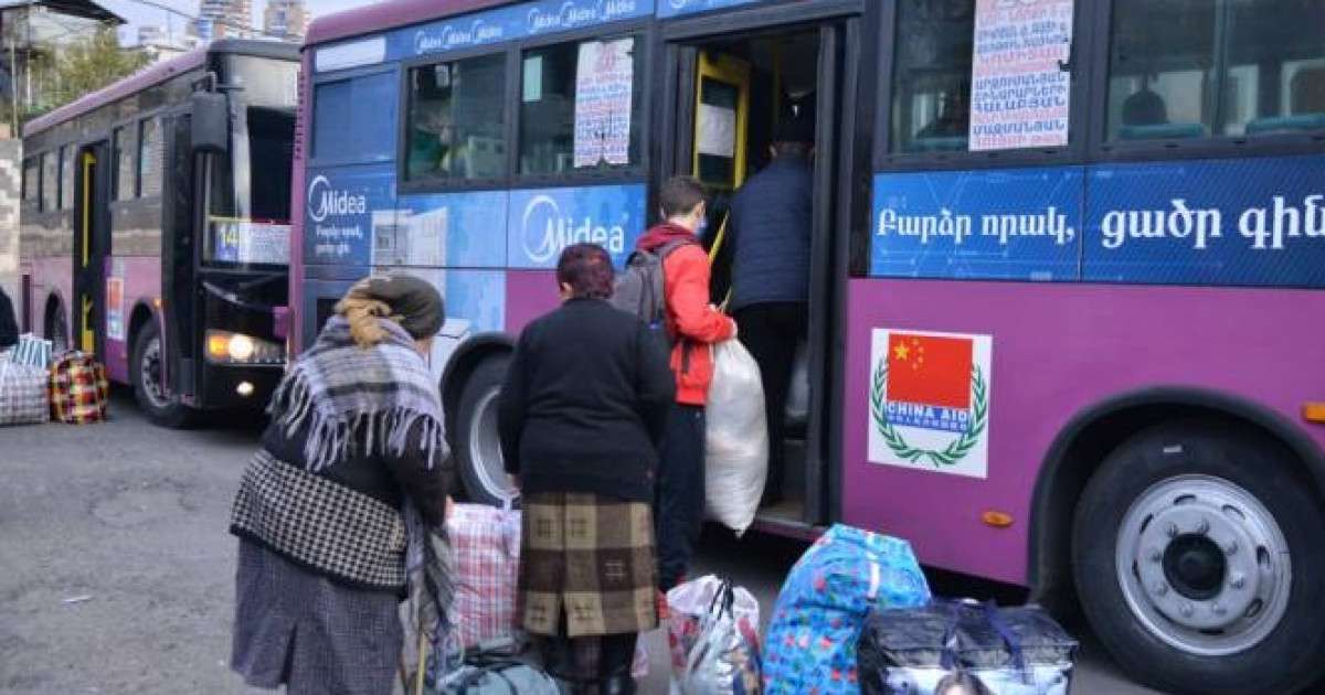Жители Арцаха массово переселились в Армению с площади Возрождения