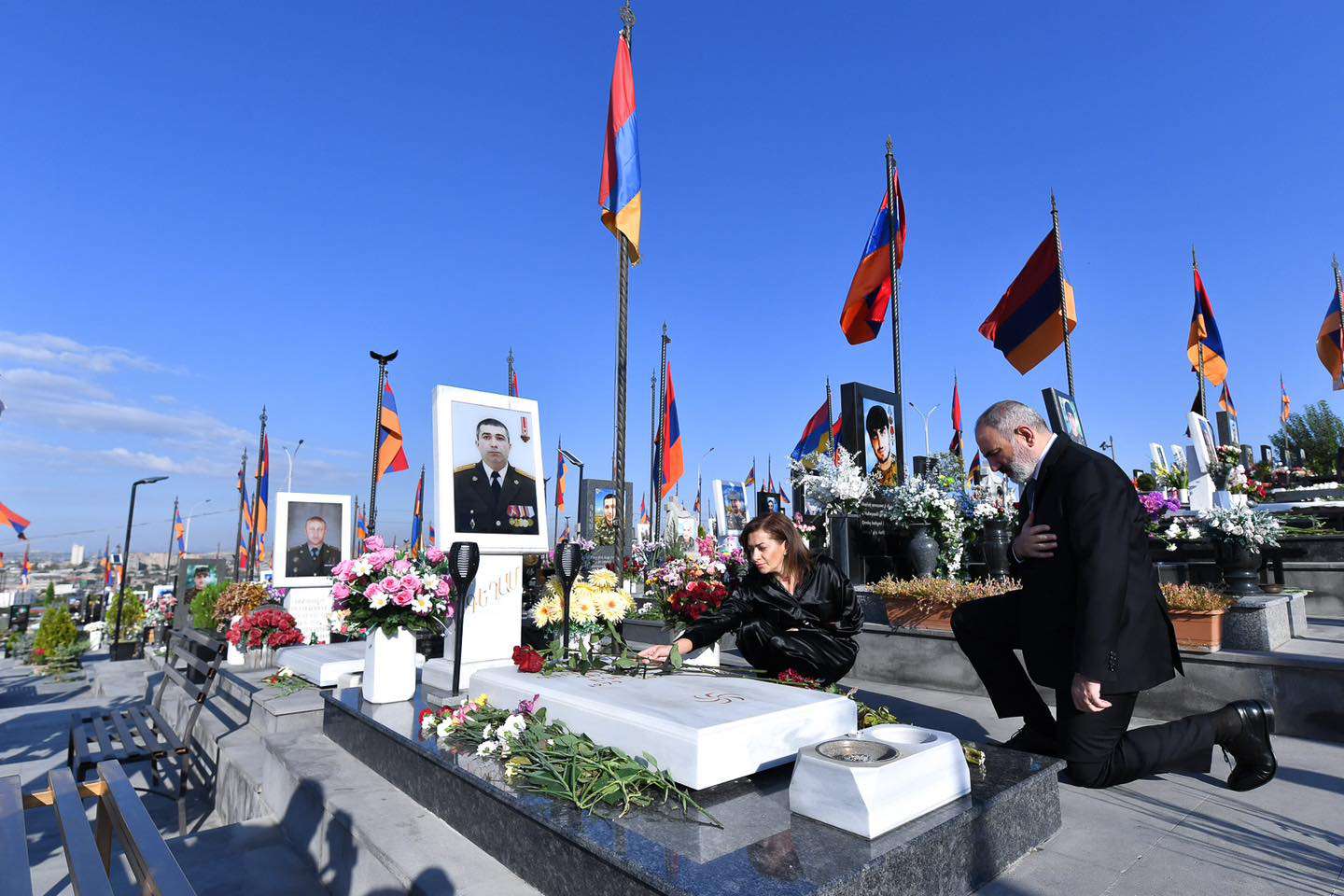 Նիկոլ Փաշինյանը տիկնոջ հետ այցելել է «Եռաբլուր» զինվորական պանթեոն (ՖՈՏՈՇԱՐՔ)
