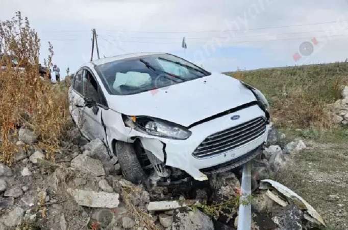 Ford Fiesta-ն բախվել է քարերին և հայտնվել դաշտում. քույրերը հոսպիտալացվել են