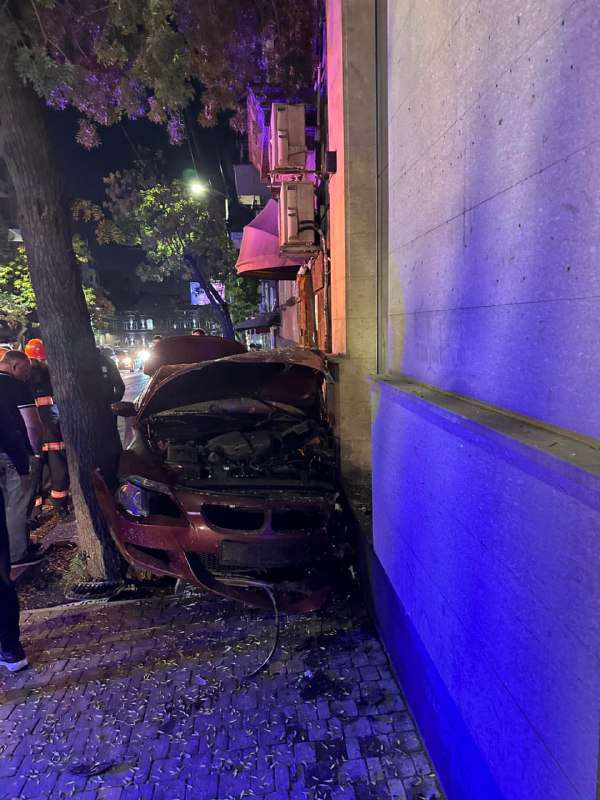 Մեքենան հայտնվել պատի և ծառի միջև