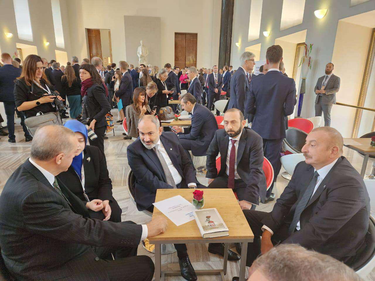 What book was on the table during the leaders' conversation (PHOTO)