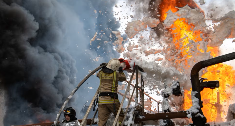 After the attack of the Ukrainian UAVs in Theodosia, the oil depot is burning