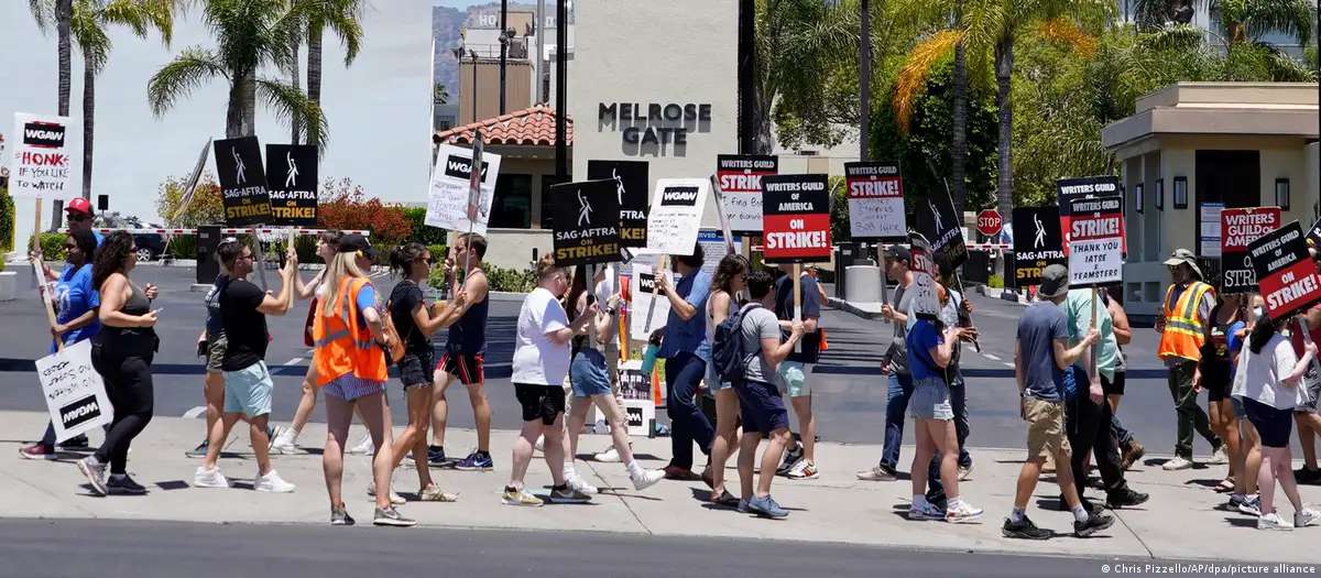 Hollywood screenwriters sign a new contract with studios