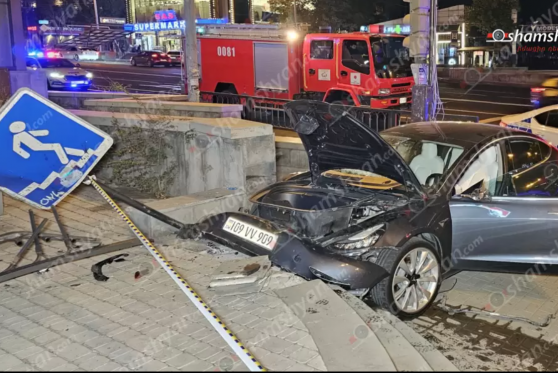 «Tesla»-ն կոտրել է երկաթե ճաղավանդակը, հետիոտնային ցուցանակը ու հայտնվել մայթին․ պարեկները փնտրում են վարորդին