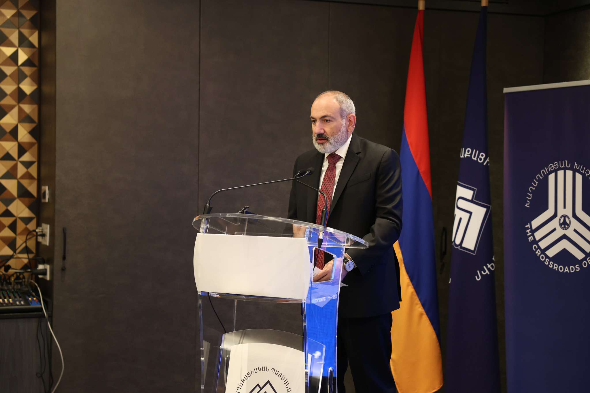 Crossroads of peace. Combining security and democracy
