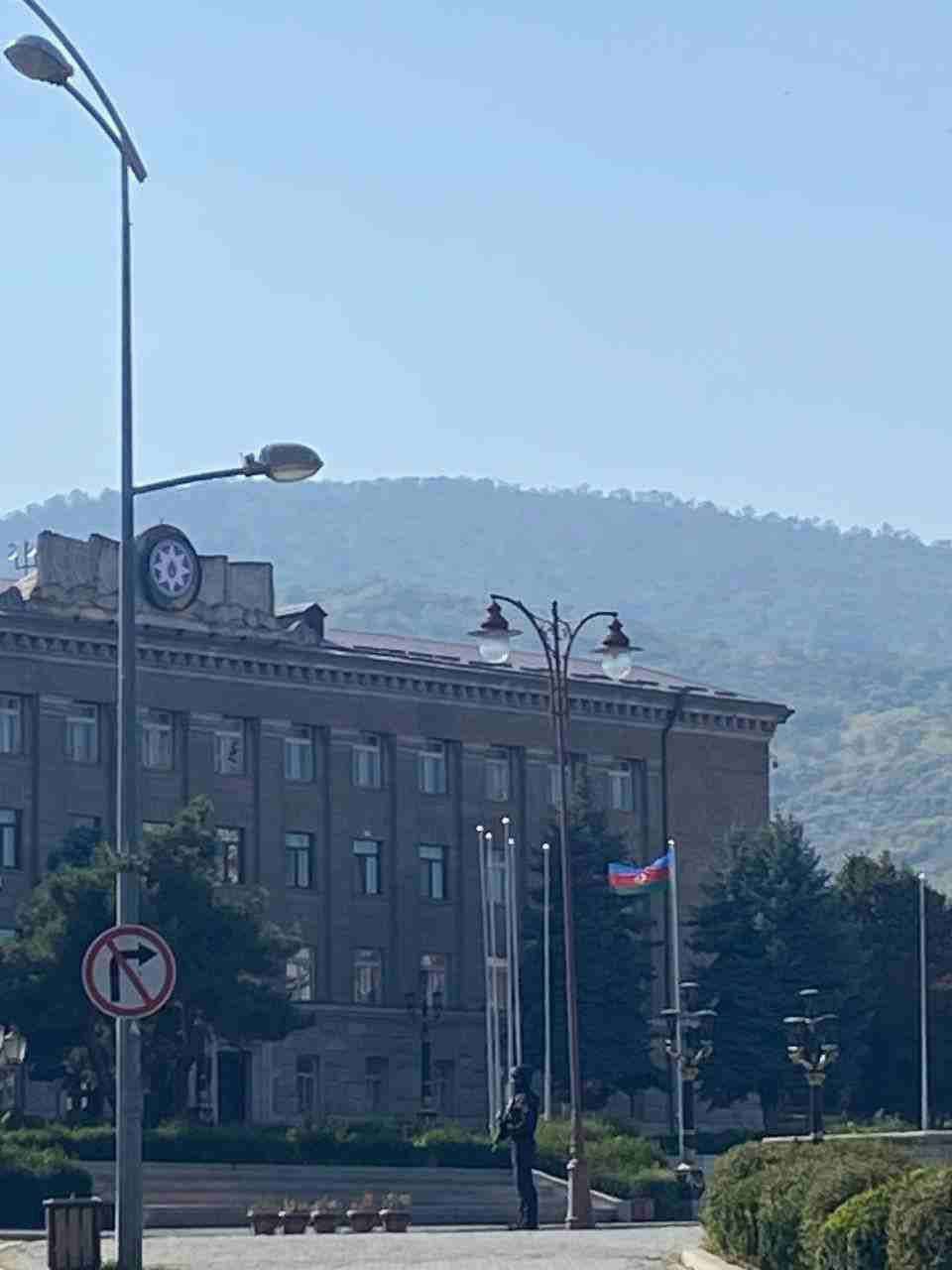 Флаг Азербайджана на здании президентской резиденции Арцаха (фото)
