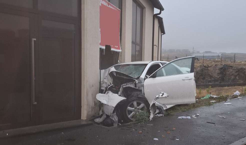 Աջափնյակում Toyota-ն բախվել է խանութի պատին․ կա զոհ