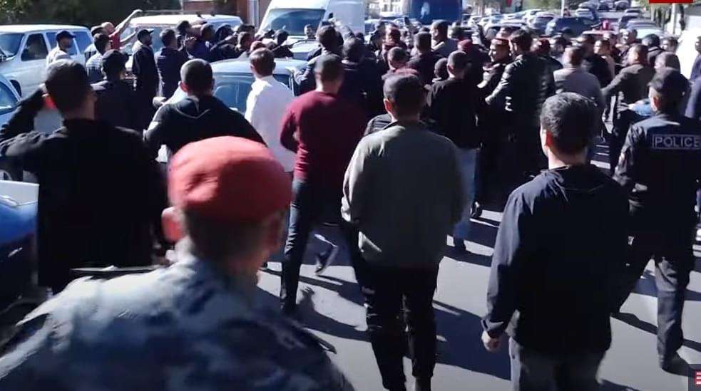 ԼՂ ներկայացուցչության շենքի դիմաց կատարված խուլիգանության, բռնության գործադրման կասկածանքով 10 անձ ձերբակալվել է