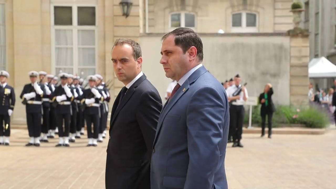 Сурен Папикян отбыл во Францию