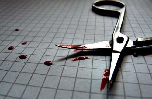 Ամուսինը մկրատով հարվածներ է հասցրել 24-ամյա կնոջը, ապա փորձել այրել