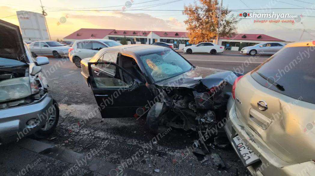 Երևանում Mercedes-ը բախվել է բեռնատարին, ապա 5 Nissan-ի