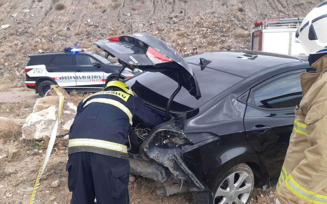Hyundai-ն հայտնվել է դաշտամիջյան հատվածում. վարորդը հոսպիտալացվել է