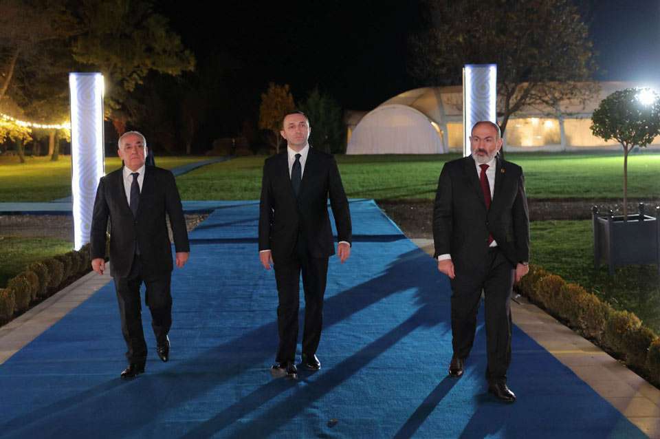 After the official lunch, there was an informal meeting between the Prime Ministers of Armenia and Azerbaijan