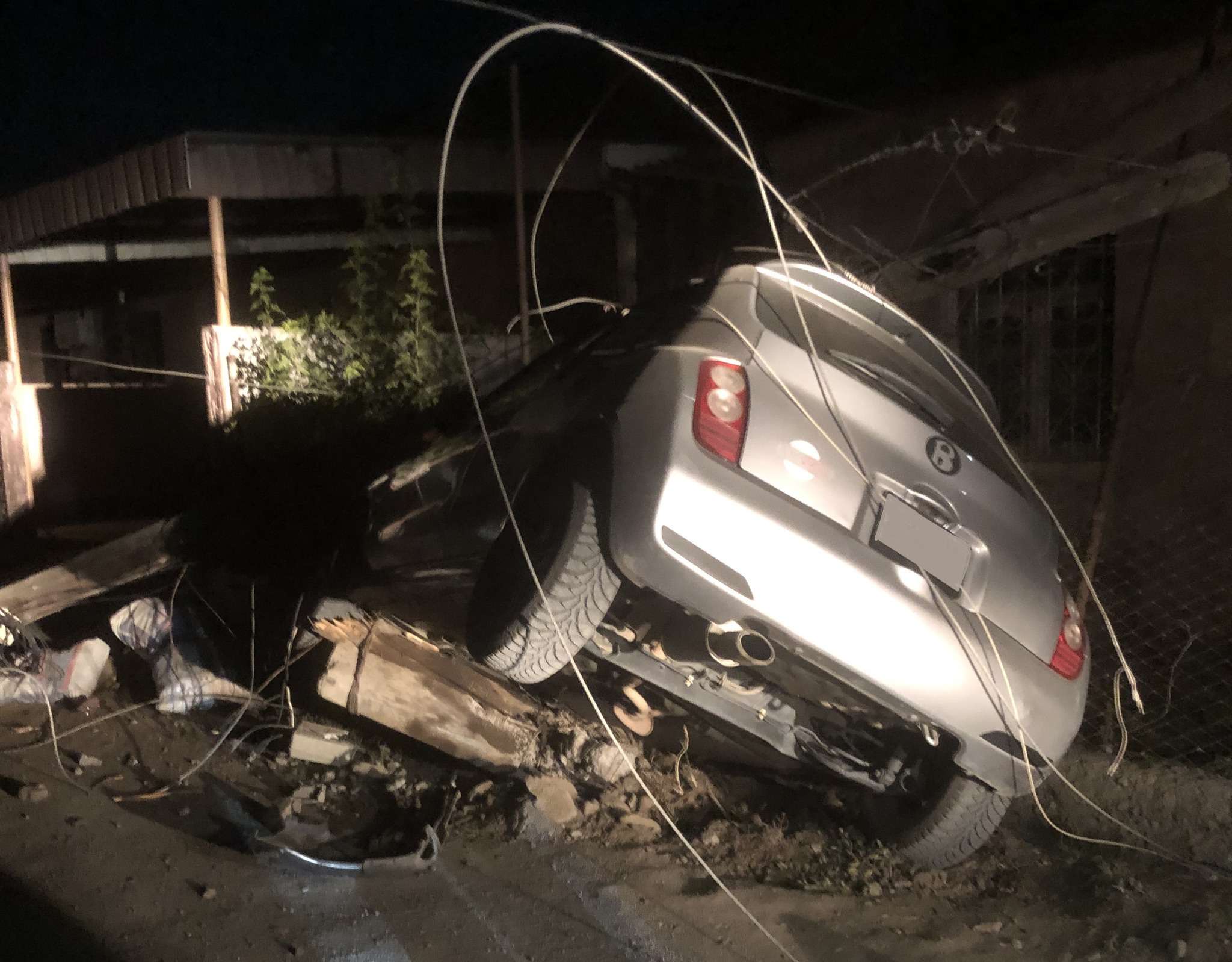 Բախումից հետո սյունն ընկել է ավտոմեքենայի վրա, կան վիրավորներ