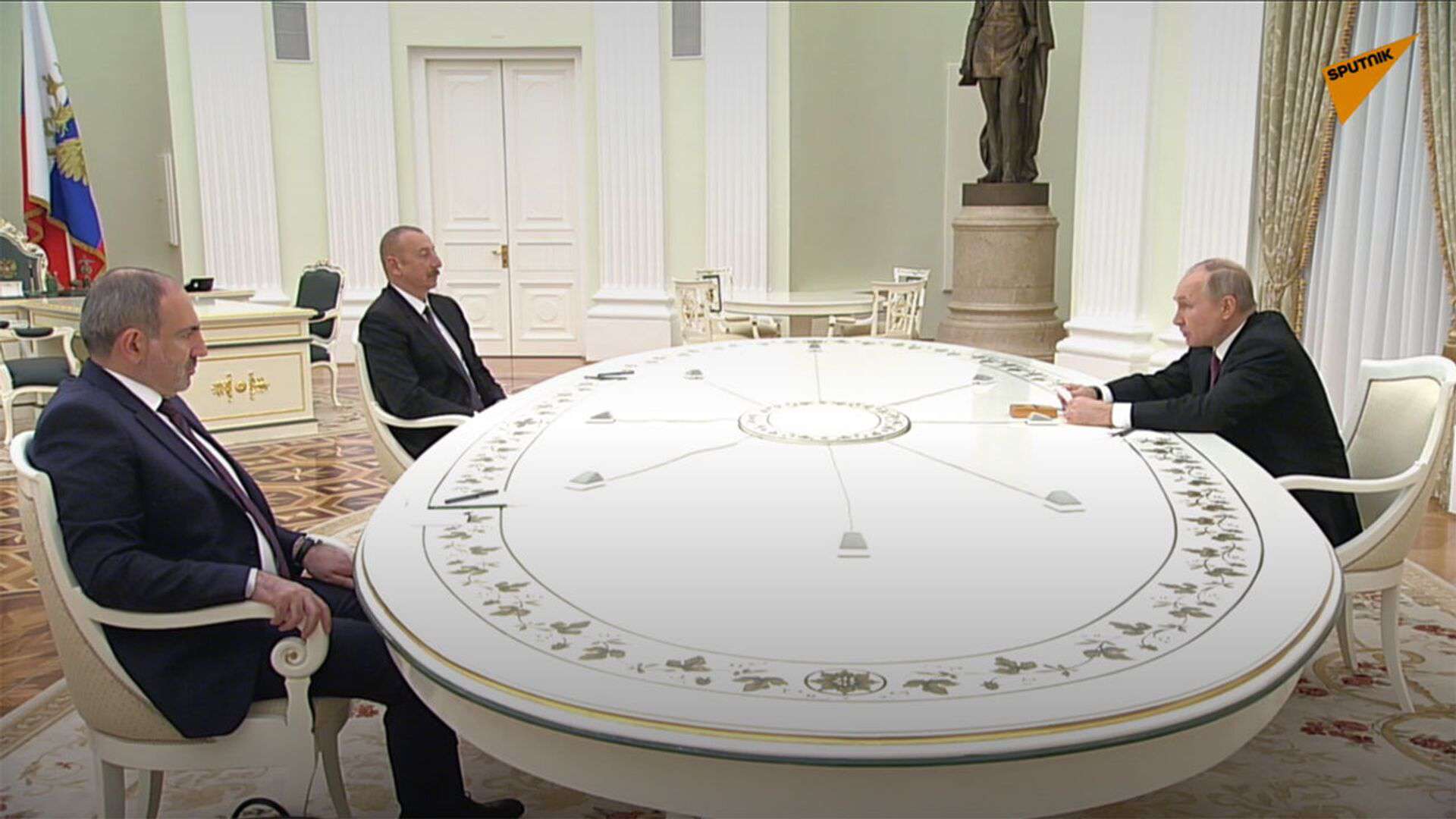 В Сочи стартовала трехсторонняя встреча Путин-Пашинян-Алиев