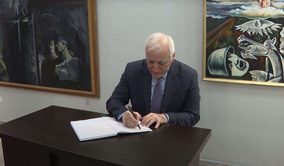 ՀՀ նախագահը գրառում է կատարել թանգարանի պատվո հյուրերի մատյանում