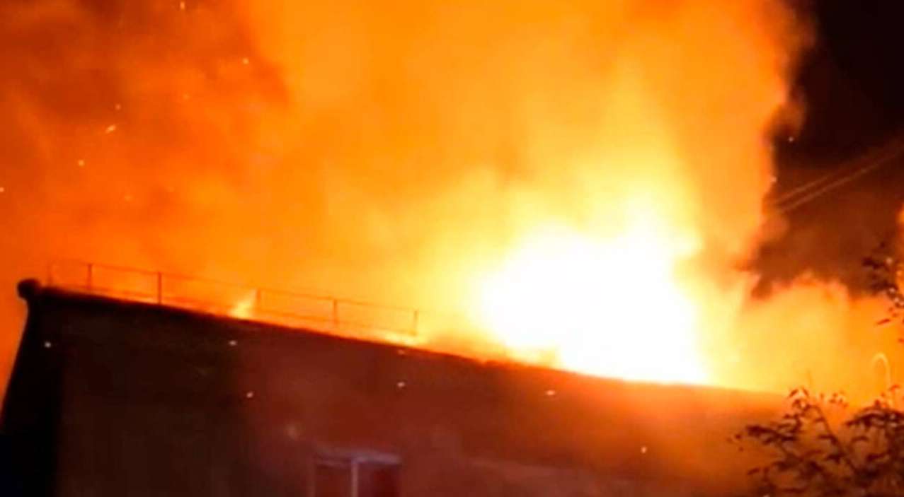 Հրդեհ՝ Ամիրյան փողոցի շենքերից մեկի տանիքում