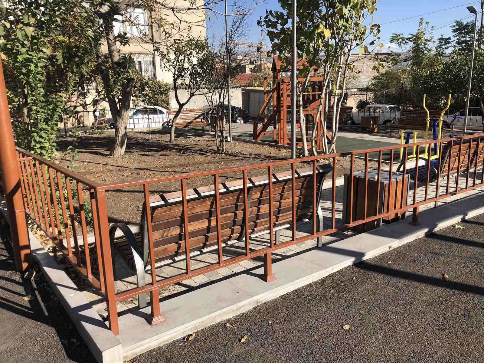 Արաբկիրում բակային տարածքում ավարտվել են հիմնանորոգման աշխատանքները (ԼՈՒՍԱՆԿԱՐՆԵՐ)