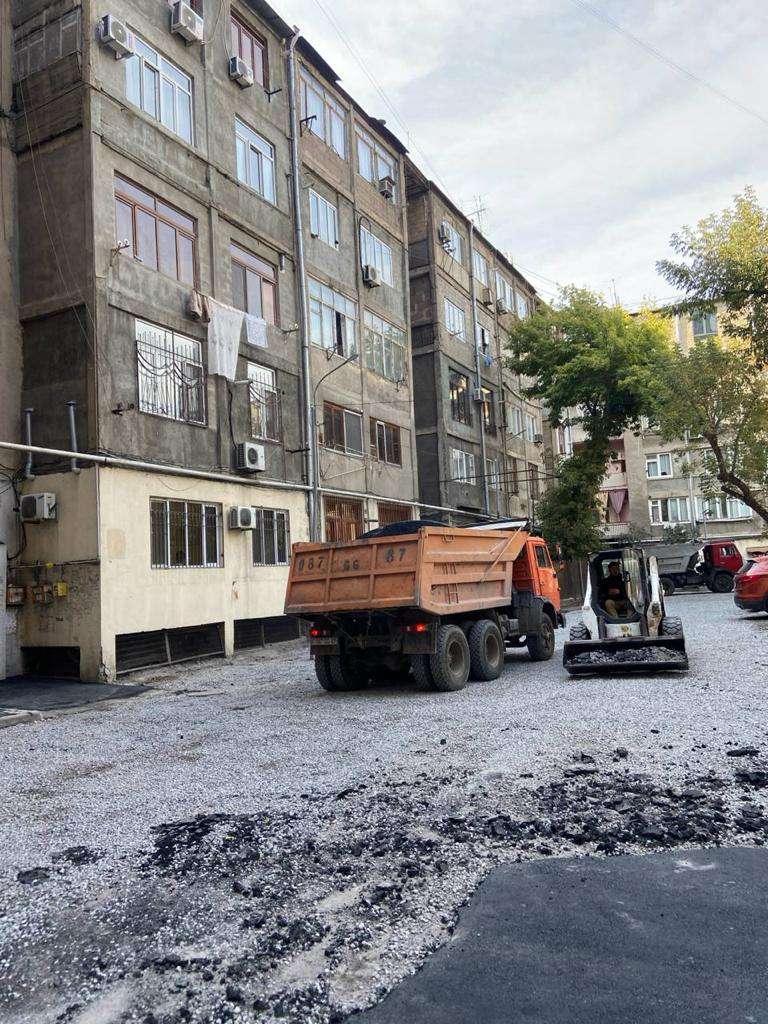 Վարդանանց 5 և Վարդանանց 5ա բնակելի շենքերի բակային տարածքը ասֆալտապատվել է (ԼՈՒՍԱՆԿԱՐՆԵՐ)