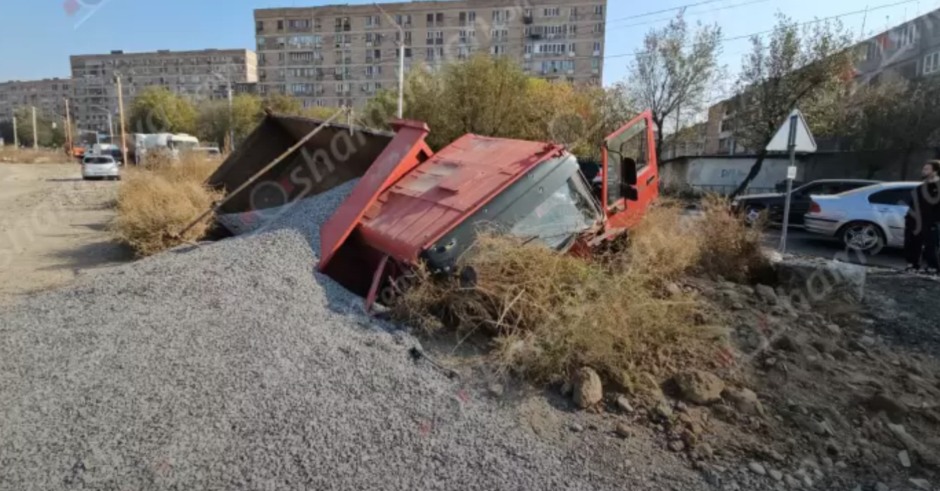 Խճաքարով բարձված բեռնատարը «Հյուսիս-հարավ» նոր կառուցված ճանապարհին կողաշրջվել է․ կա վիրավոր