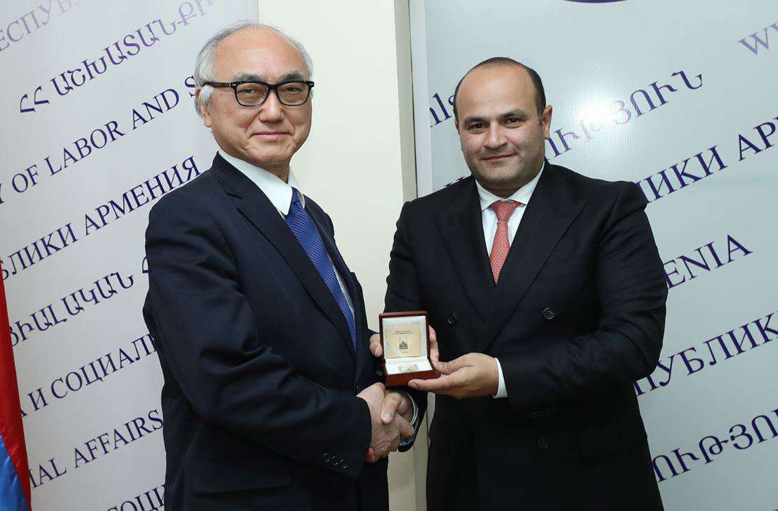 «Սիրեցի Հայաստանն ու հայ ժողովրդին»․ Ճապոնիայի դեսպանին հուշադրամ է հանձնվել