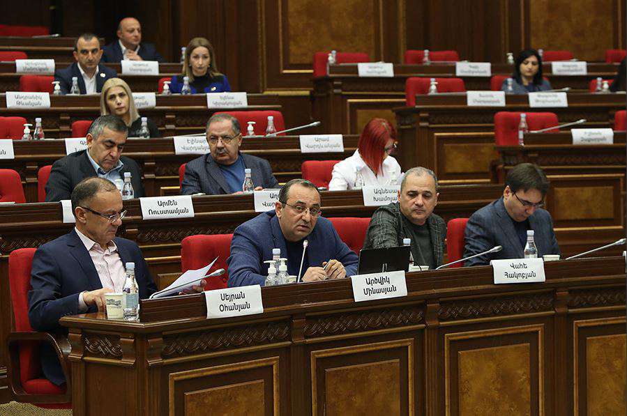 Фракция "Айастан" приняла решение участвовать в заседании НС