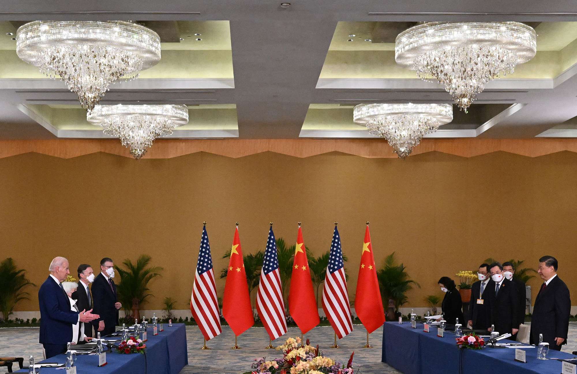 The meeting between the presidents of the USA and China has started