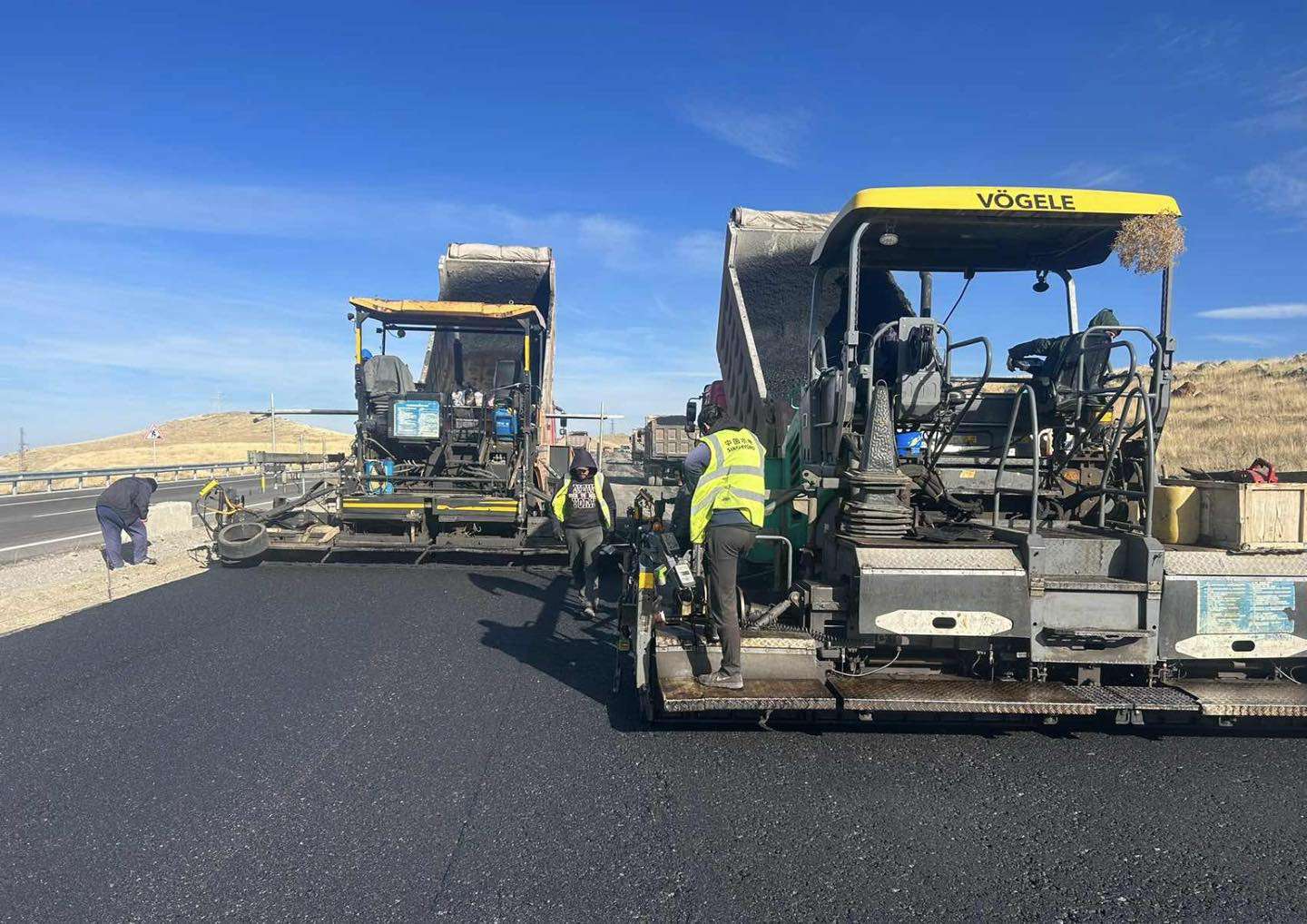 Լանջիկ-Գյումրի ճանապարհահատվածում իրականացվել է 24կմ եռաշերտ ասֆալտբետոնային ծածկի տեղադրում (ԼՈՒՍԱՆԿԱՐՆԵՐ)