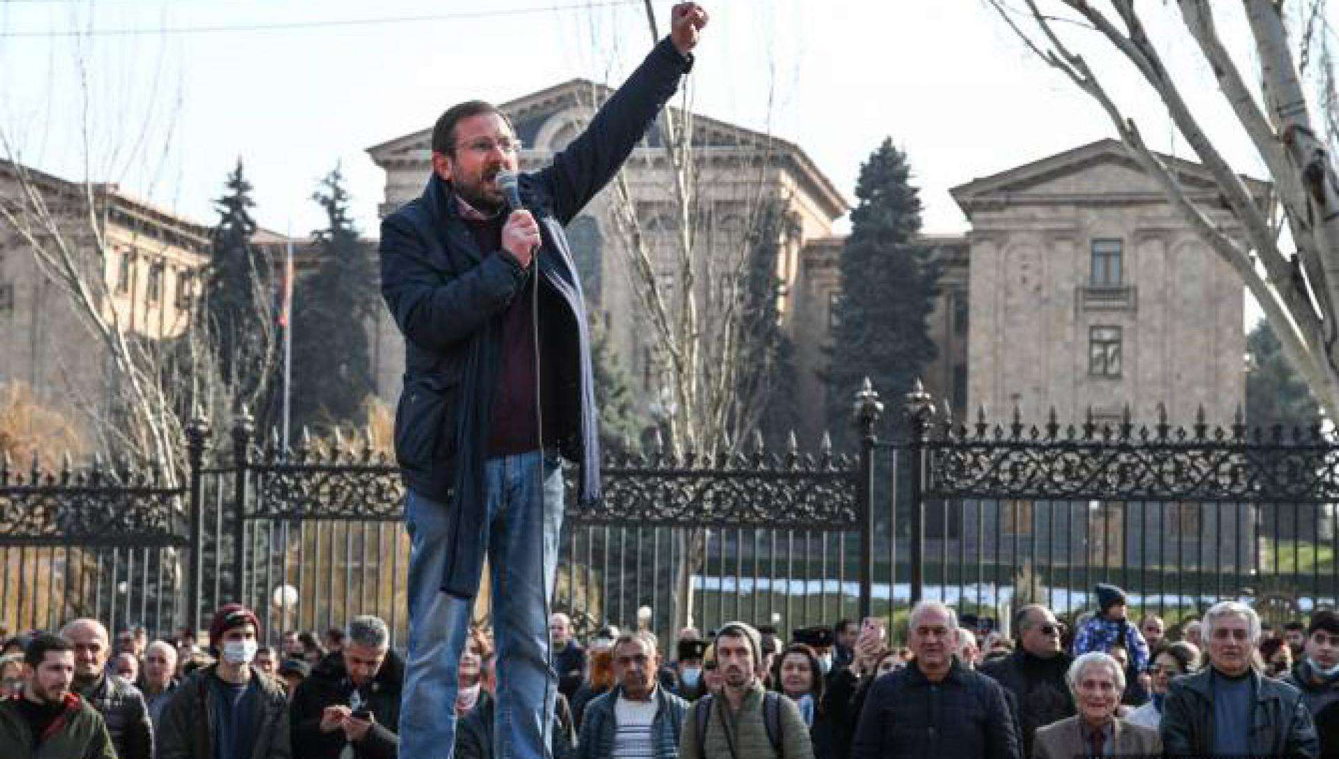 «Միտինգավորներին որ տանում, պիցցա եք բաժանում, վիրավորու՞մ եք». Արշակյանը՝ Մանուկյանին