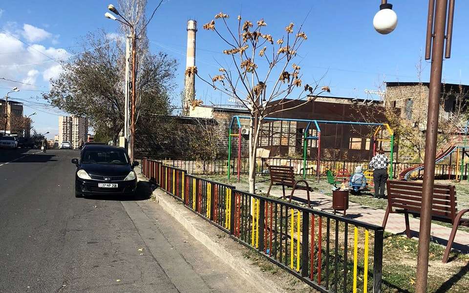 Նոր Նորքում շարունակվում են մետաղական կոնստրուկցիաների մաքրման և ներկման աշխատանքները