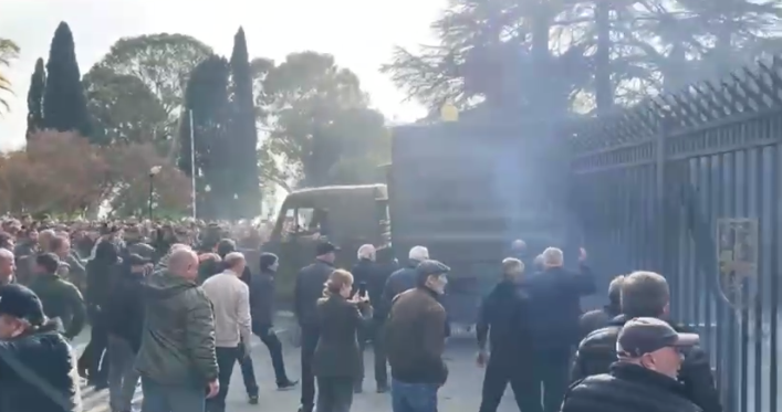 Աբխազիայում ցուցարարները կոտրել են խորհրդարանի դարպասները (ՏԵՍԱՆՅՈՒԹ)